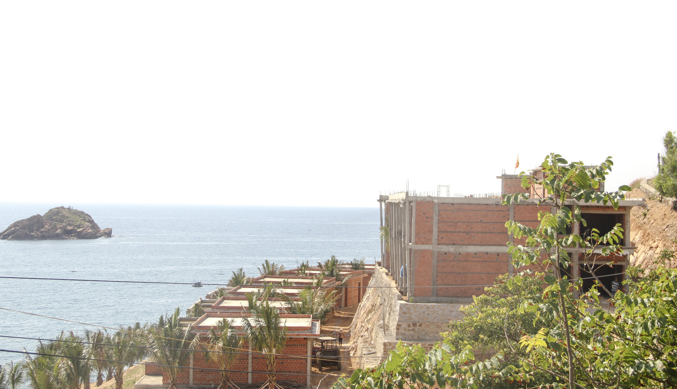 Cận cảnh 2 khu nghỉ dưỡng vừa bị thổi phạt dọc bờ biển Quy Nhơn ảnh 10