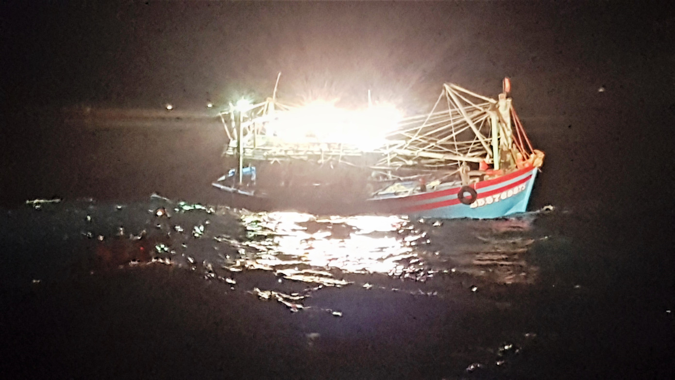 Cứu nạn thành công 7 ngư dân Bình Định gặp nạn trên biển ảnh 1