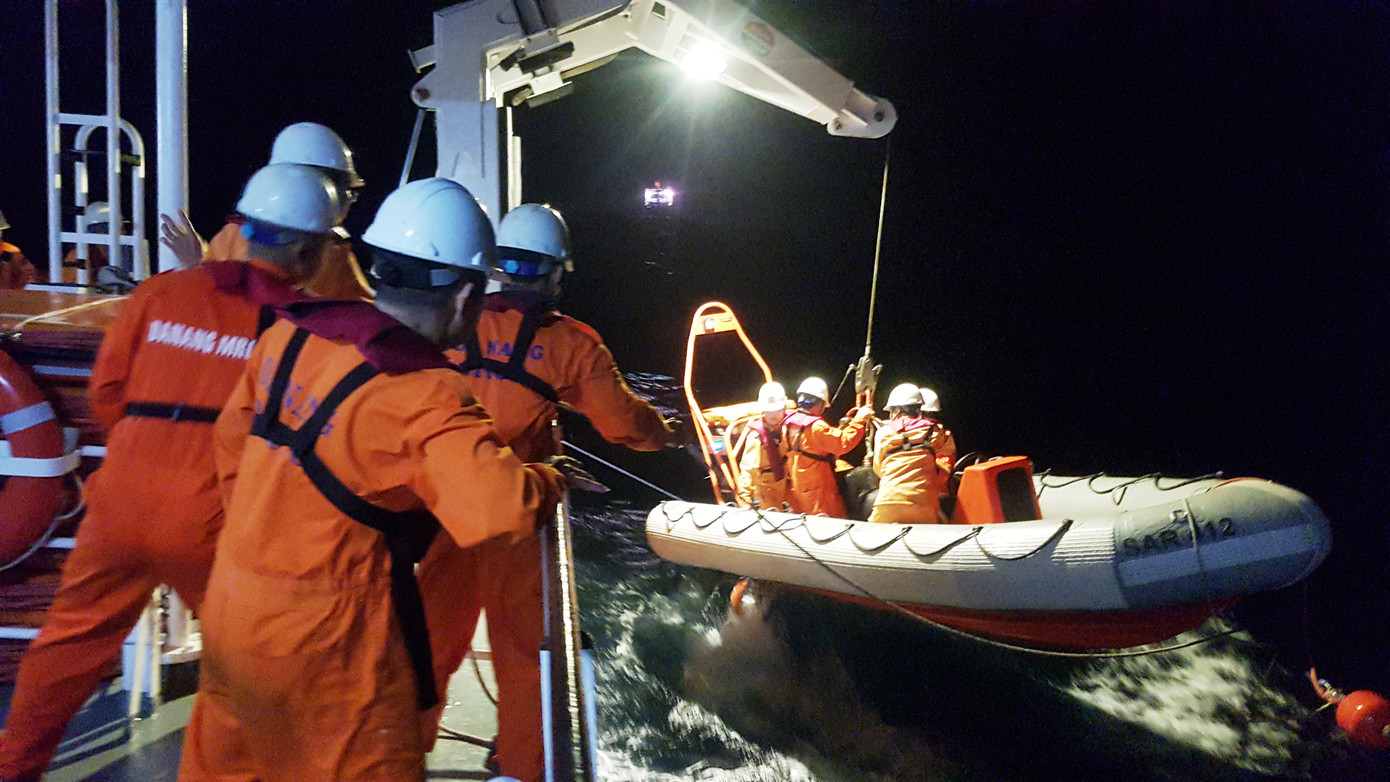 Cứu nạn thành công 7 ngư dân Bình Định gặp nạn trên biển ảnh 2