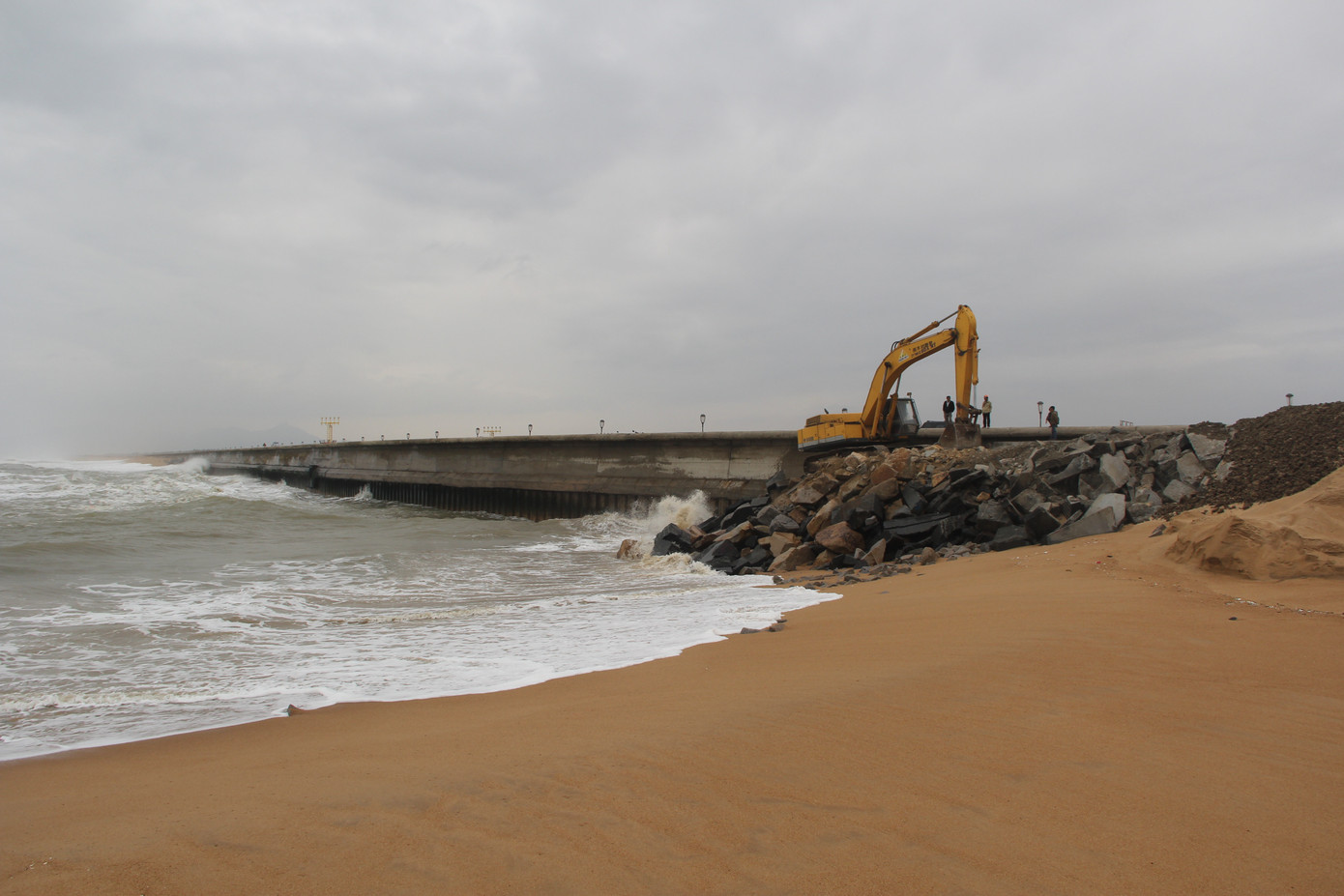 Kè biển bị sạt lở uy hiếp sân bay Tuy Hòa ảnh 1