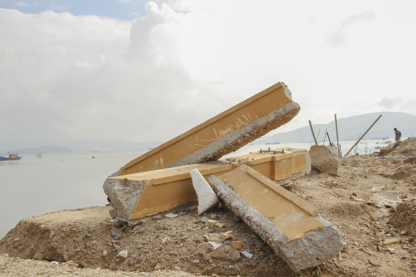 Bờ kè 'chục tỷ' bị sóng đánh tan nát: Bê tông đổ sập lộ nhiều đoạn không sắt ảnh 1