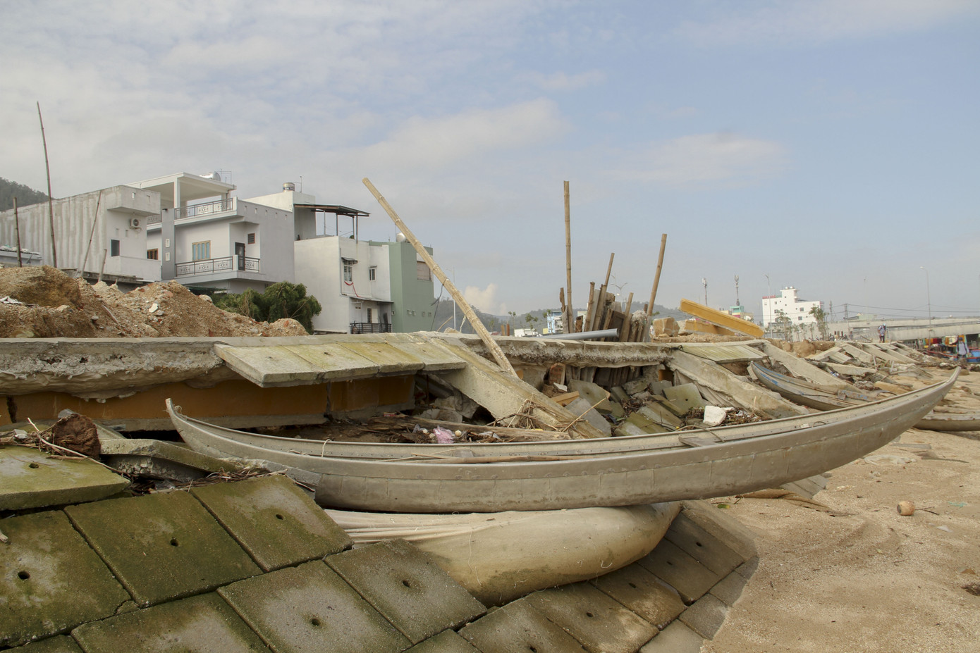 Bờ kè chục tỷ' mới xây xong đã bị sóng đánh tan nát ảnh 7