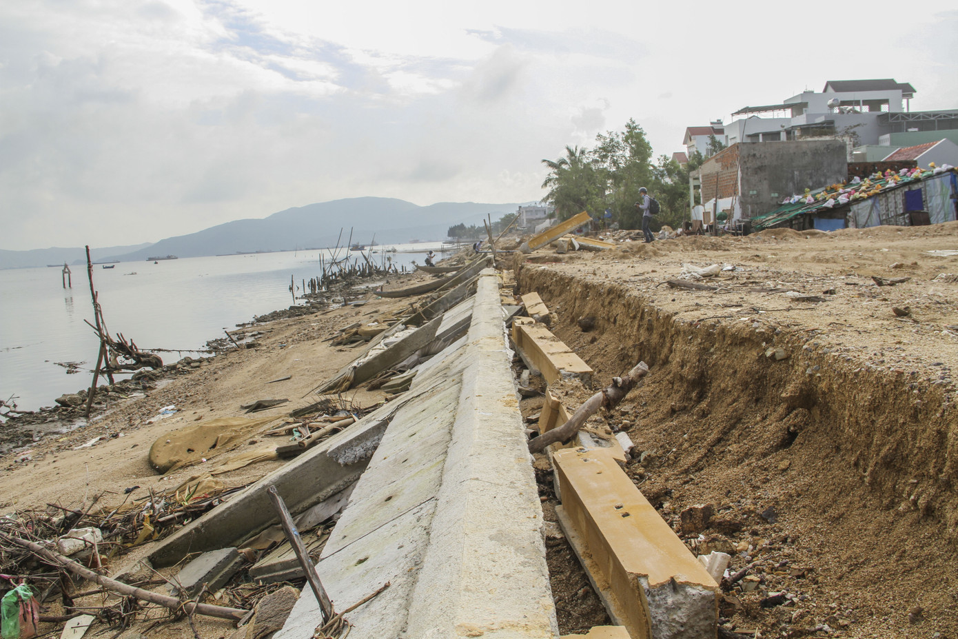 Kè 'chục tỷ' chưa bàn giao đã tan nát: Do bão? ảnh 1