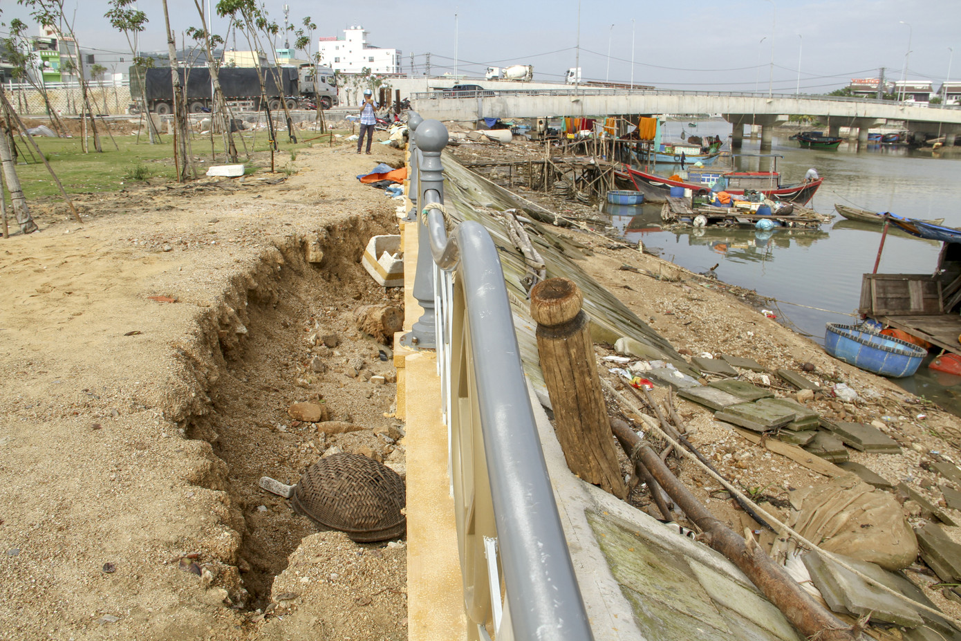 Bờ kè 'chục tỷ' bị sóng đánh tan nát: Bê tông đổ sập lộ nhiều đoạn không sắt ảnh 3