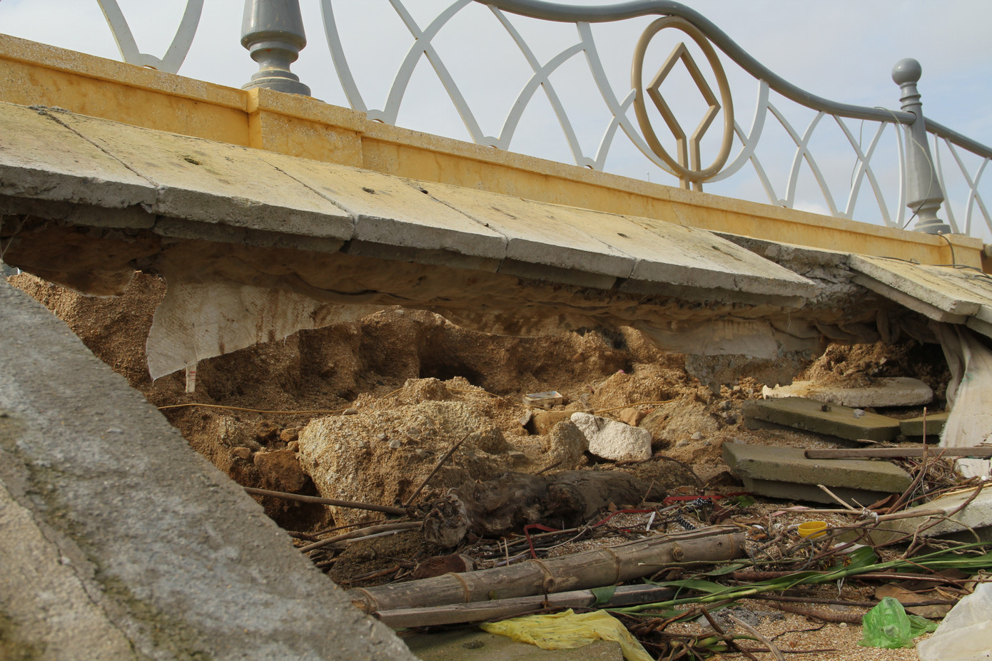 Kè 'chục tỷ' chưa bàn giao đã tan nát: Do bão? ảnh 2