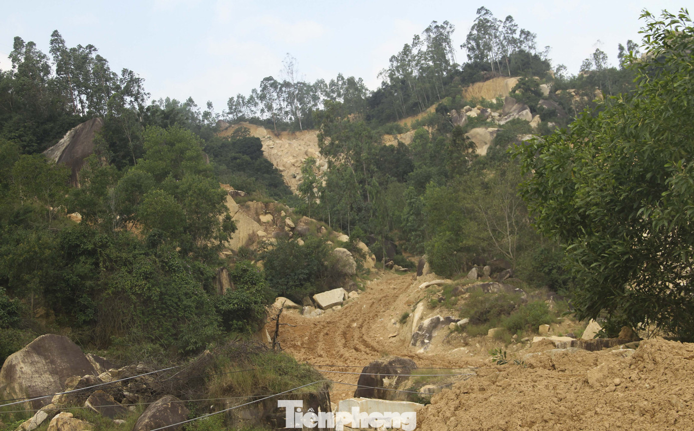 Cận cảnh núi Hòn Chà bị 'băm vằm' trái phép ảnh 4