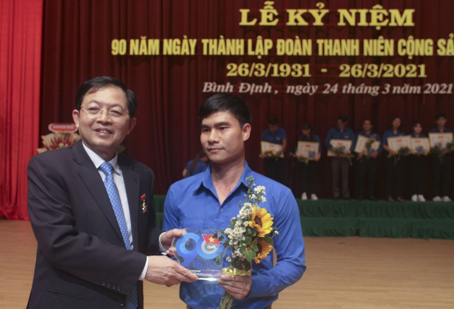 Ông Hồ Quốc Dũng - Bí thư Tỉnh ủy Bình Định tuyên dương các gương tiêu biểu. Ảnh: Trương Định Tỉnh đoàn Bình Định tuyên dương 90 gương cán bộ, Đoàn viên tiêu biểu ảnh 3