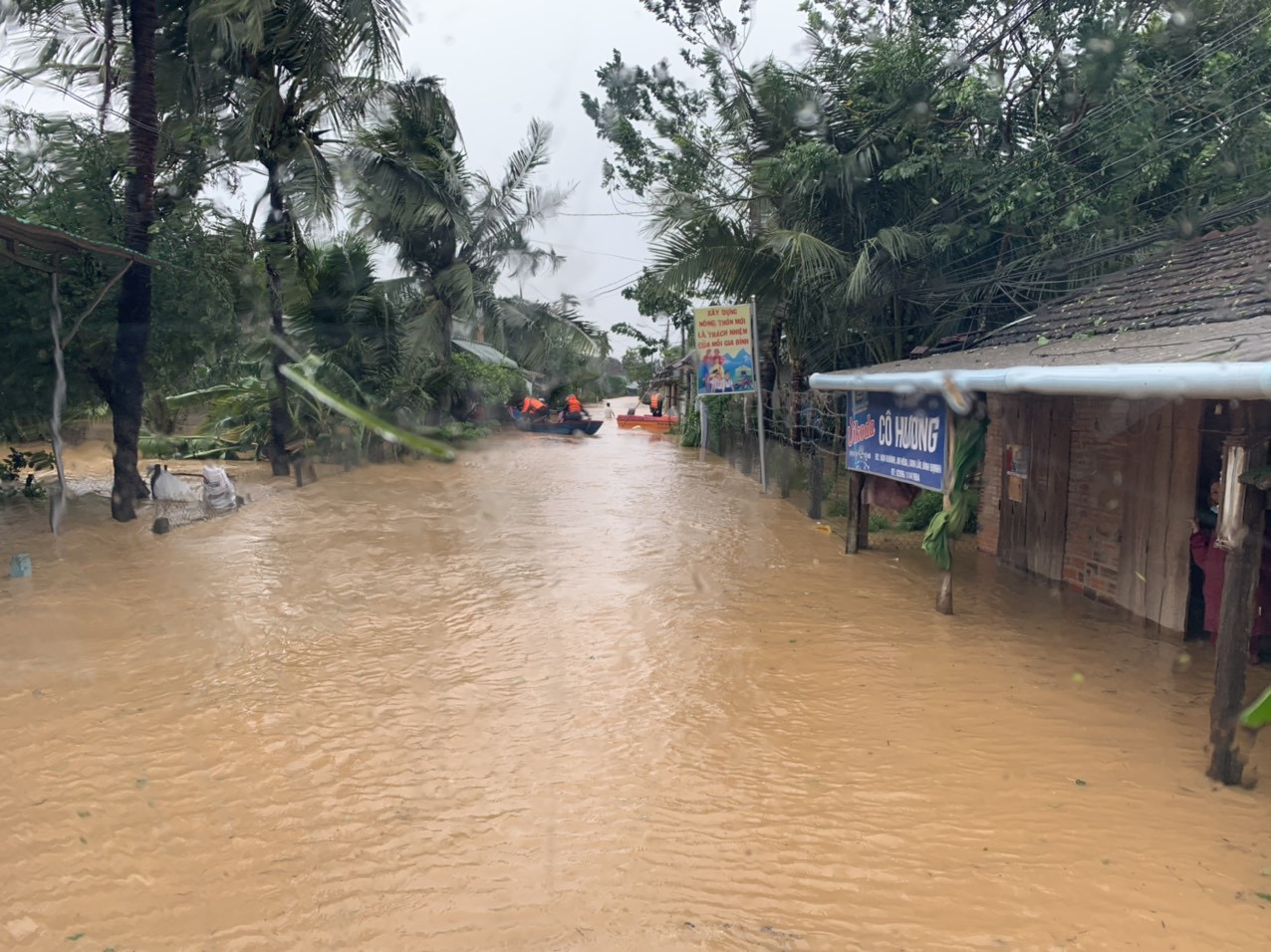 Ông Phạm Văn Nam - Bí thư Huyện ủy An Lão cho biết, nước trên thượng nguồn Ba Tơ (Quảng Ngãi) đang xuống rất nhanh. Bão số 9 đổ bộ Quảng Nam - Quảng Ngãi, giật cấp 13 ảnh 8