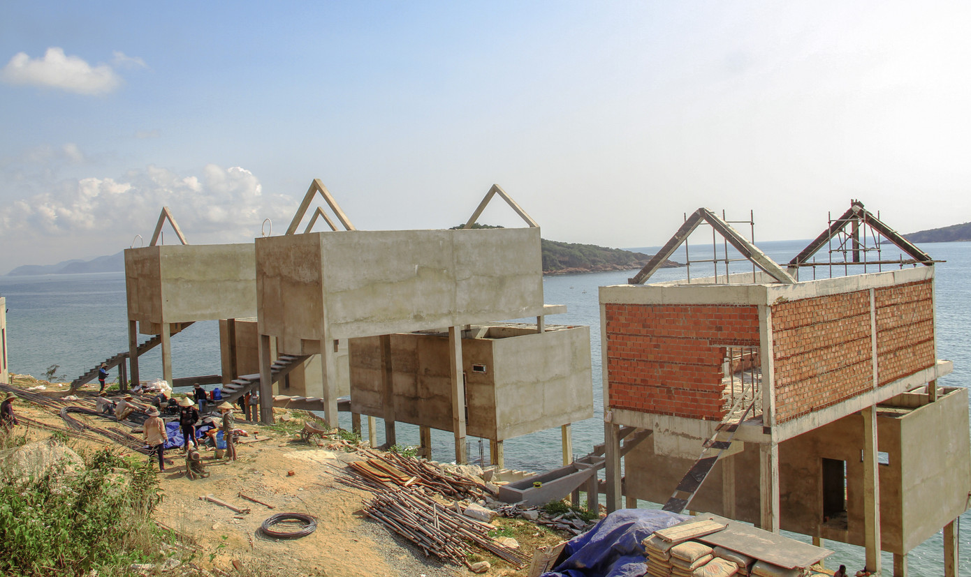 Cận cảnh 2 khu nghỉ dưỡng vừa bị thổi phạt dọc bờ biển Quy Nhơn ảnh 7