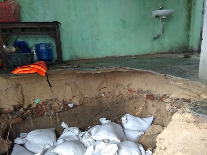 Bình Định ban bố tình trạng khẩn cấp, khẩn trương sửa kè biển bị sóng đánh sập ảnh 1