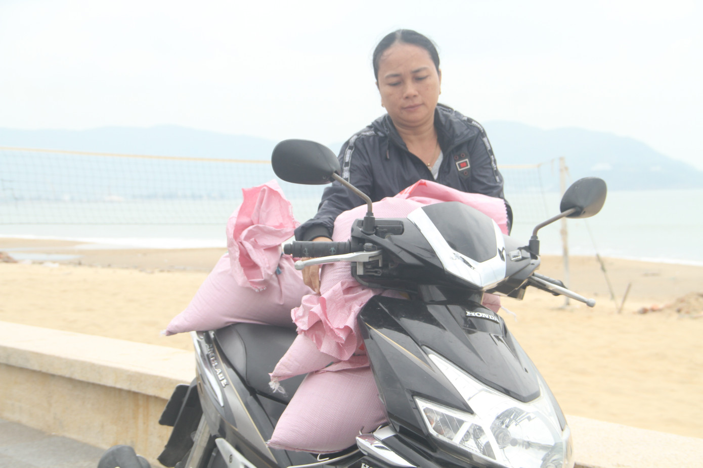 Người dân Quy Nhơn đổ xô xúc cát chèn chống nhà cửa trước bão số 6 ảnh 4