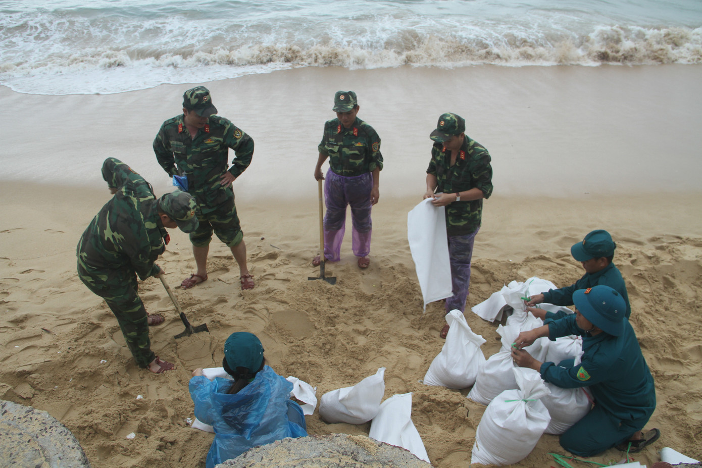 Khắc phục hậu quả bão số 5 chưa xong người dân lại “gồng” bão số 6 ảnh 6