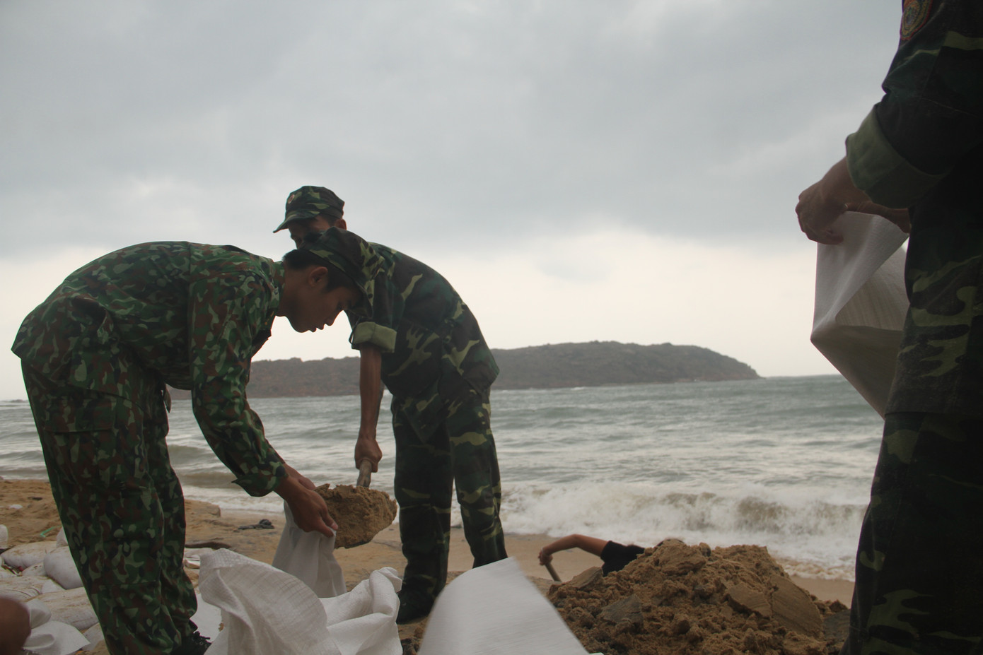 Khắc phục hậu quả bão số 5 chưa xong người dân lại “gồng” bão số 6 ảnh 5