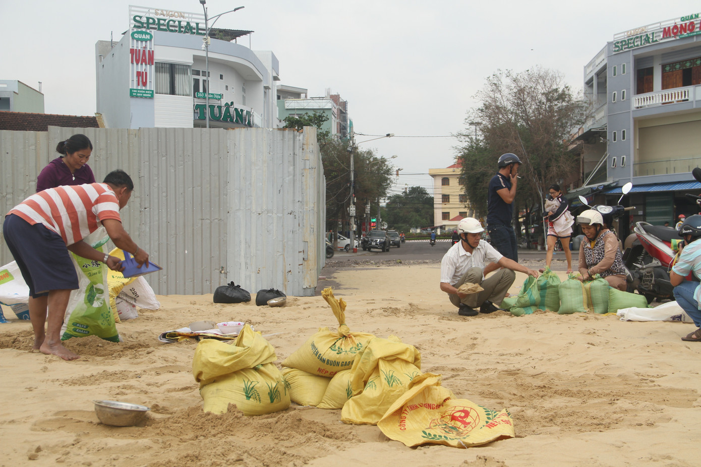 Người dân Quy Nhơn đổ xô xúc cát chèn chống nhà cửa trước bão số 6 ảnh 1