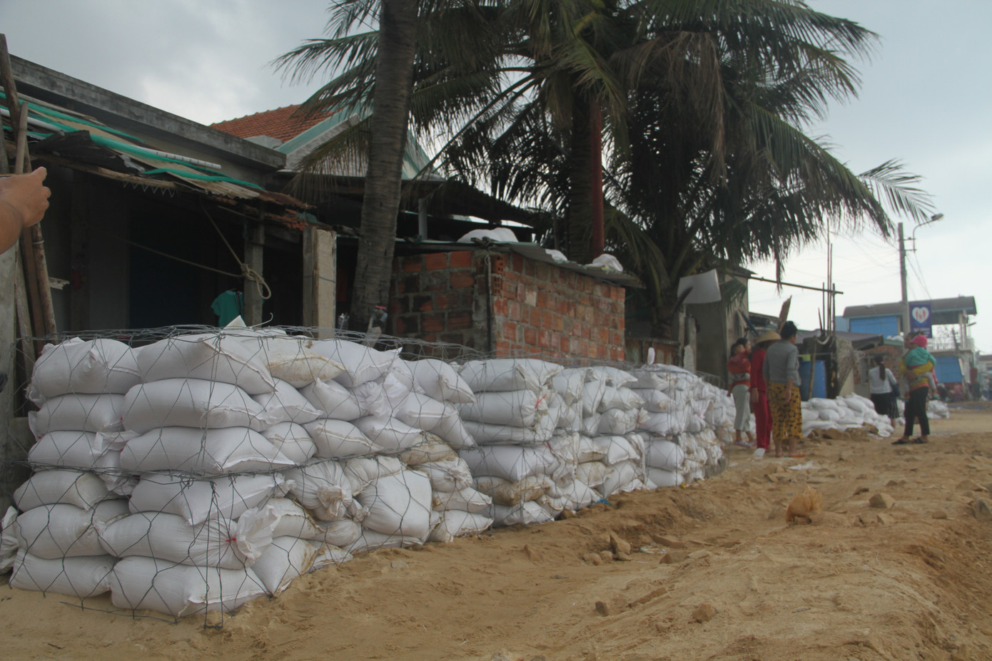 Khắc phục hậu quả bão số 5 chưa xong người dân lại “gồng” bão số 6 ảnh 9