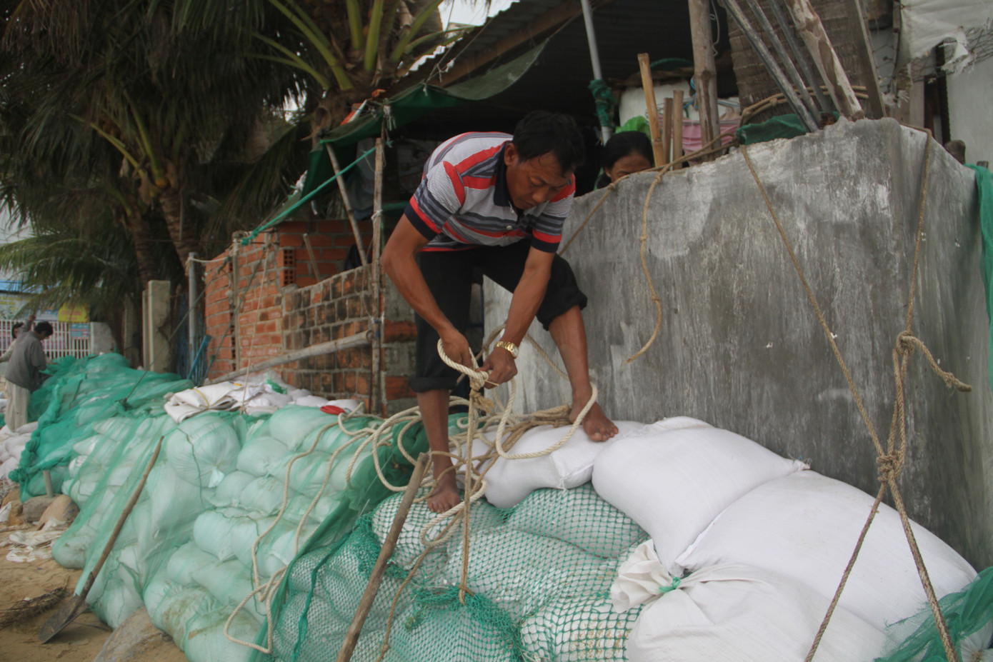 Khắc phục hậu quả bão số 5 chưa xong người dân lại “gồng” bão số 6 ảnh 3