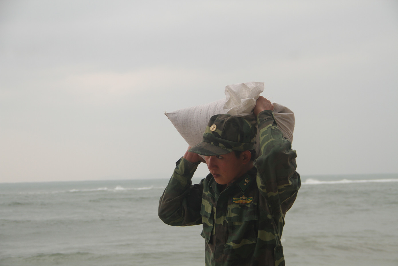 Khắc phục hậu quả bão số 5 chưa xong người dân lại “gồng” bão số 6 ảnh 8