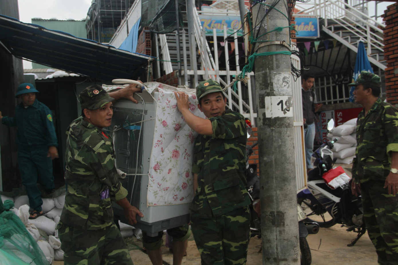 Khắc phục hậu quả bão số 5 chưa xong người dân lại “gồng” bão số 6 ảnh 7