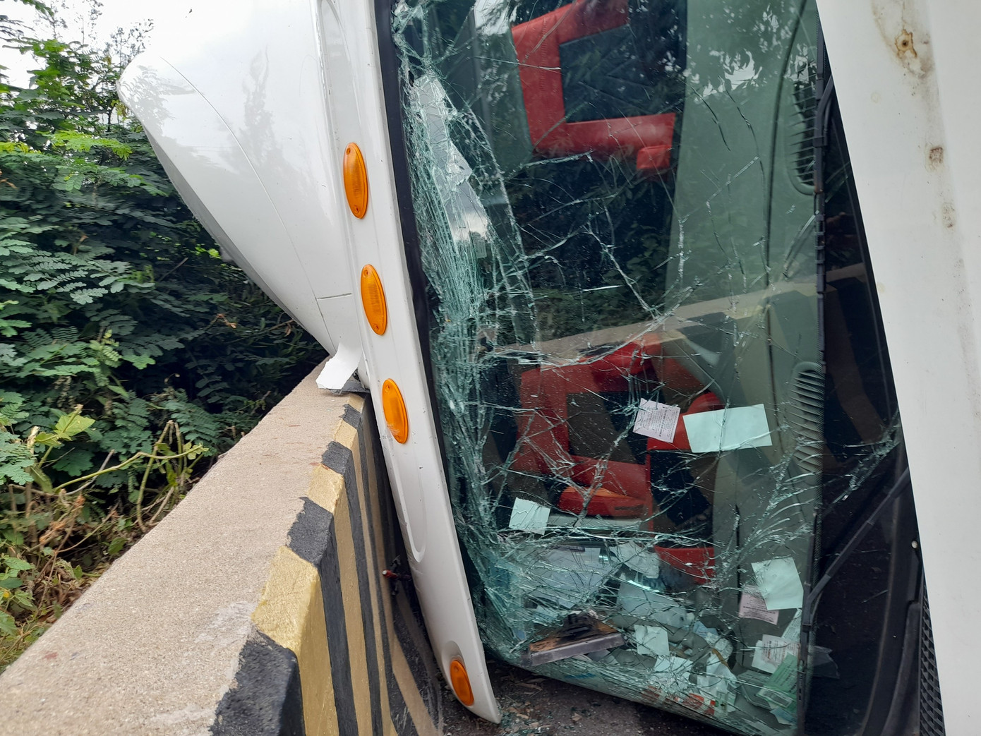 Xe đầu kéo lật nghiêng trên đường, tài xế may mắn thoát chết ảnh 2