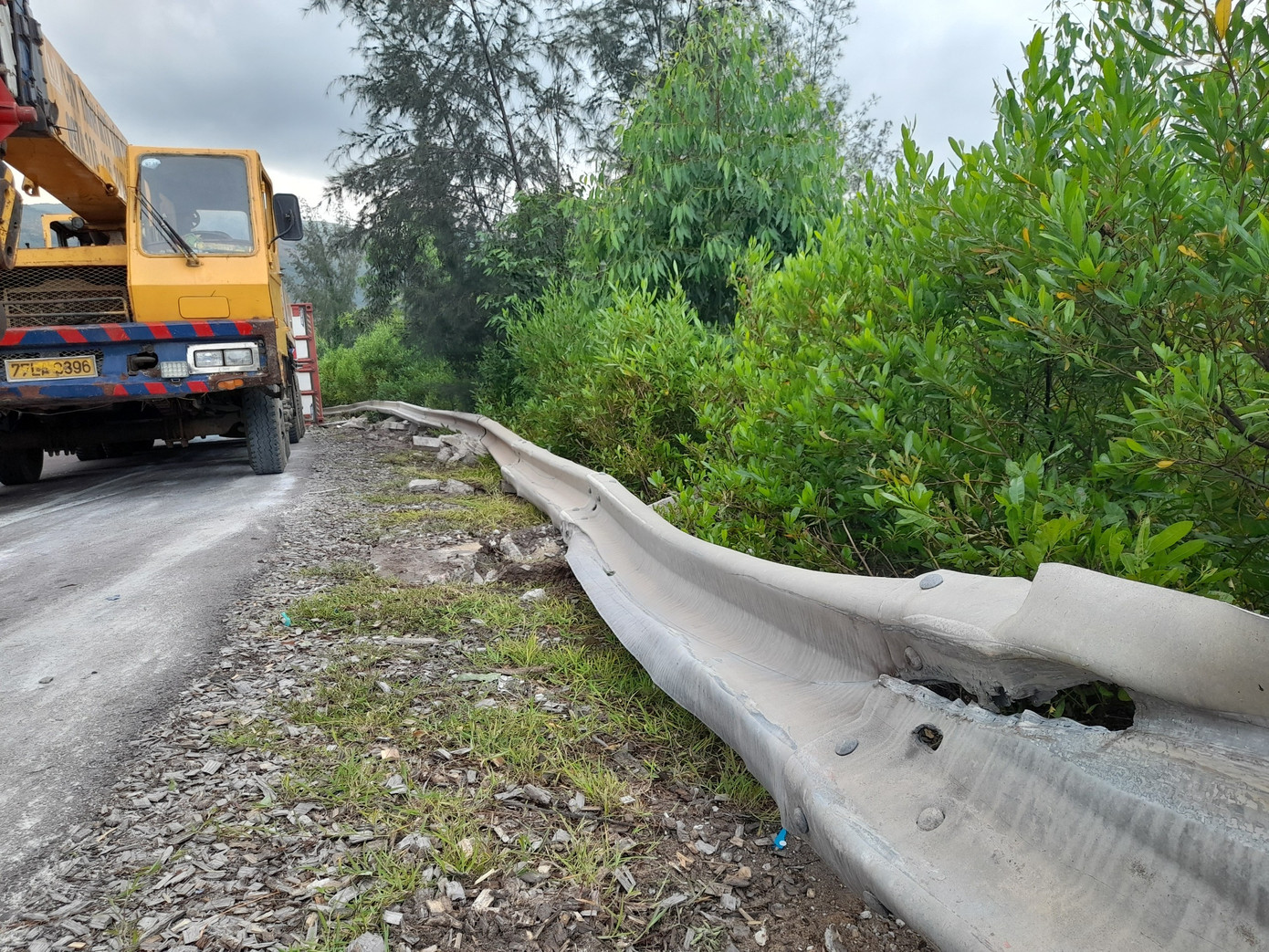 Xe đầu kéo lật nghiêng trên đường, tài xế may mắn thoát chết ảnh 3