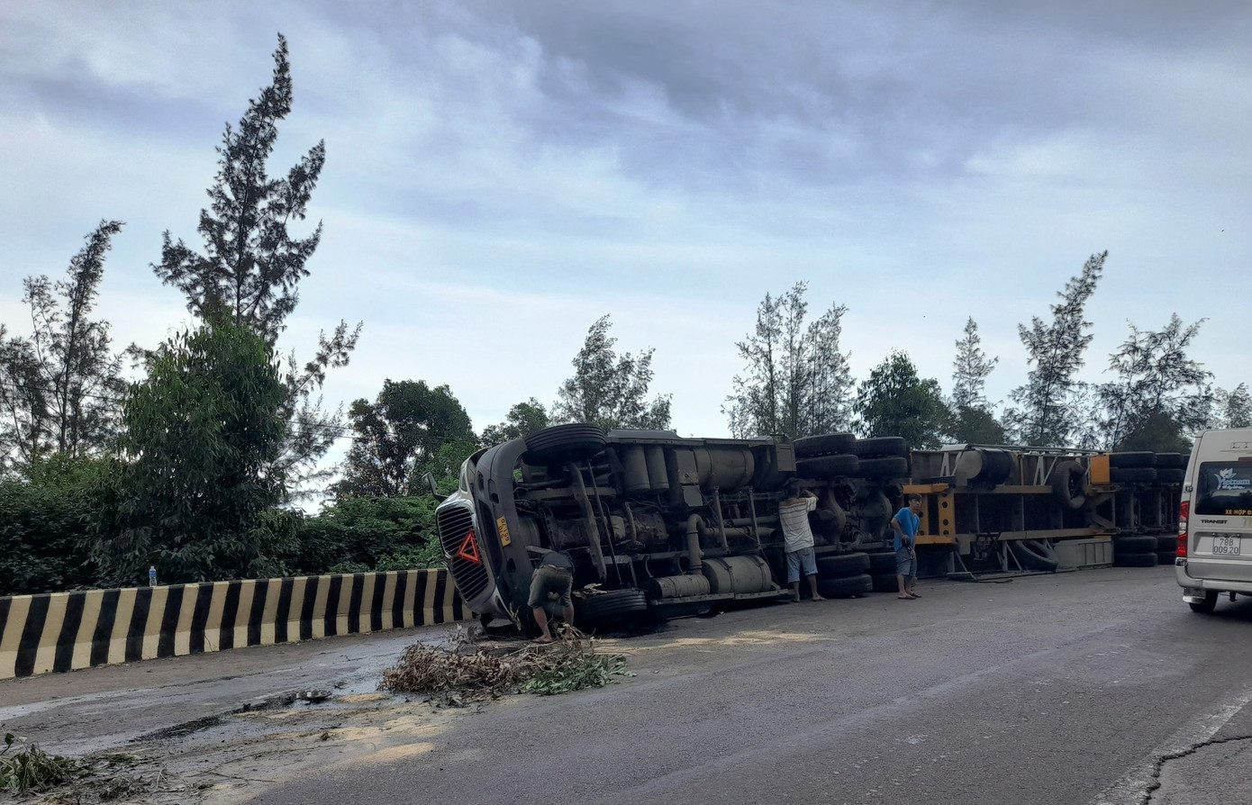 Xe đầu kéo lật nghiêng trên đường, tài xế may mắn thoát chết ảnh 1