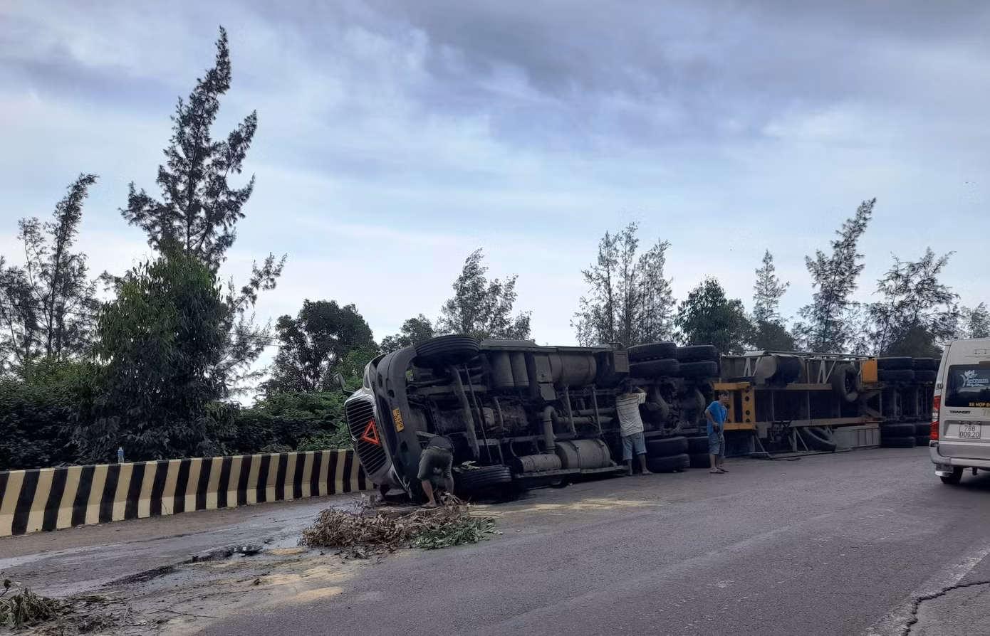 Xe đầu kéo lật nghiêng trên đường, tài xế may mắn thoát chết ảnh 1