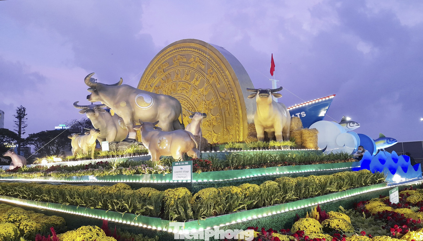 Bình Định khánh thành biểu tượng linh vật năm 2021 “gia đình Trâu sum vầy hạnh phúc” ảnh 1