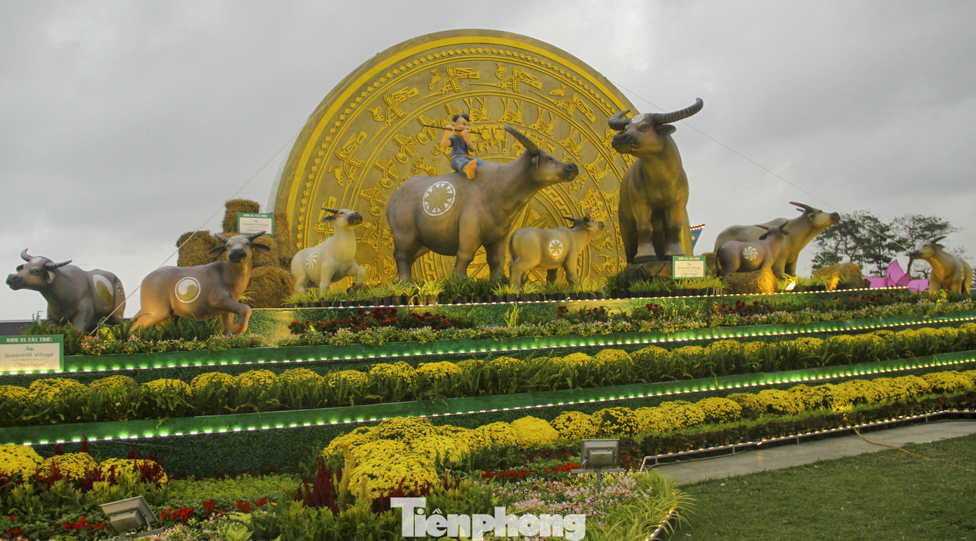 Bình Định khánh thành biểu tượng linh vật năm 2021 “gia đình Trâu sum vầy hạnh phúc” ảnh 2