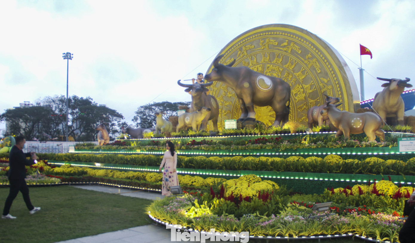 Bình Định khánh thành biểu tượng linh vật năm 2021 “gia đình Trâu sum vầy hạnh phúc” ảnh 3