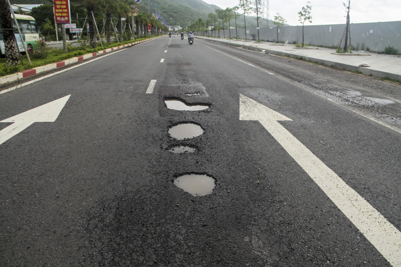 Quốc lộ 1D đi qua Bình Định lại 'áo rách' sau mưa ảnh 5