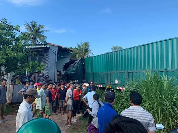 Container bất ngờ tông sập nhà dân, một người tử vong ảnh 1