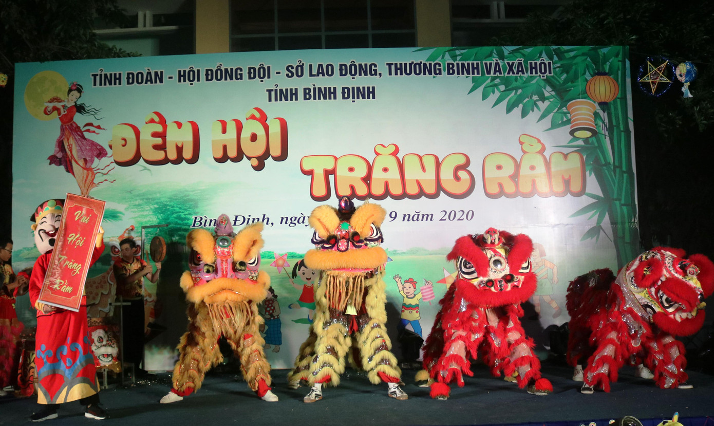 Hơn 500 em thiếu nhi xã khó khăn phá cỗ trong 'đêm hội trăng rằm' ảnh 1