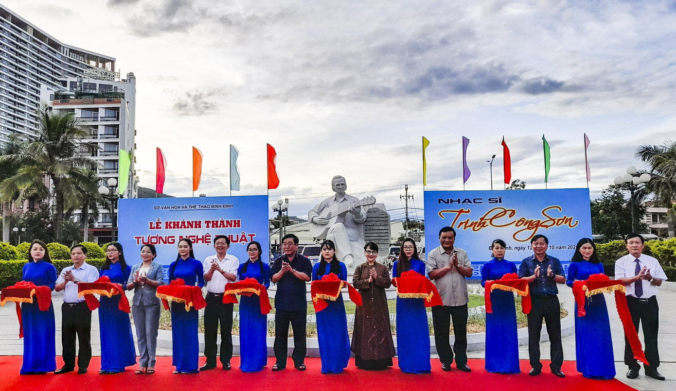 Khánh thành tượng nhạc sĩ Trịnh Công Sơn bên bờ 'Biển nhớ' Quy Nhơn ảnh 1