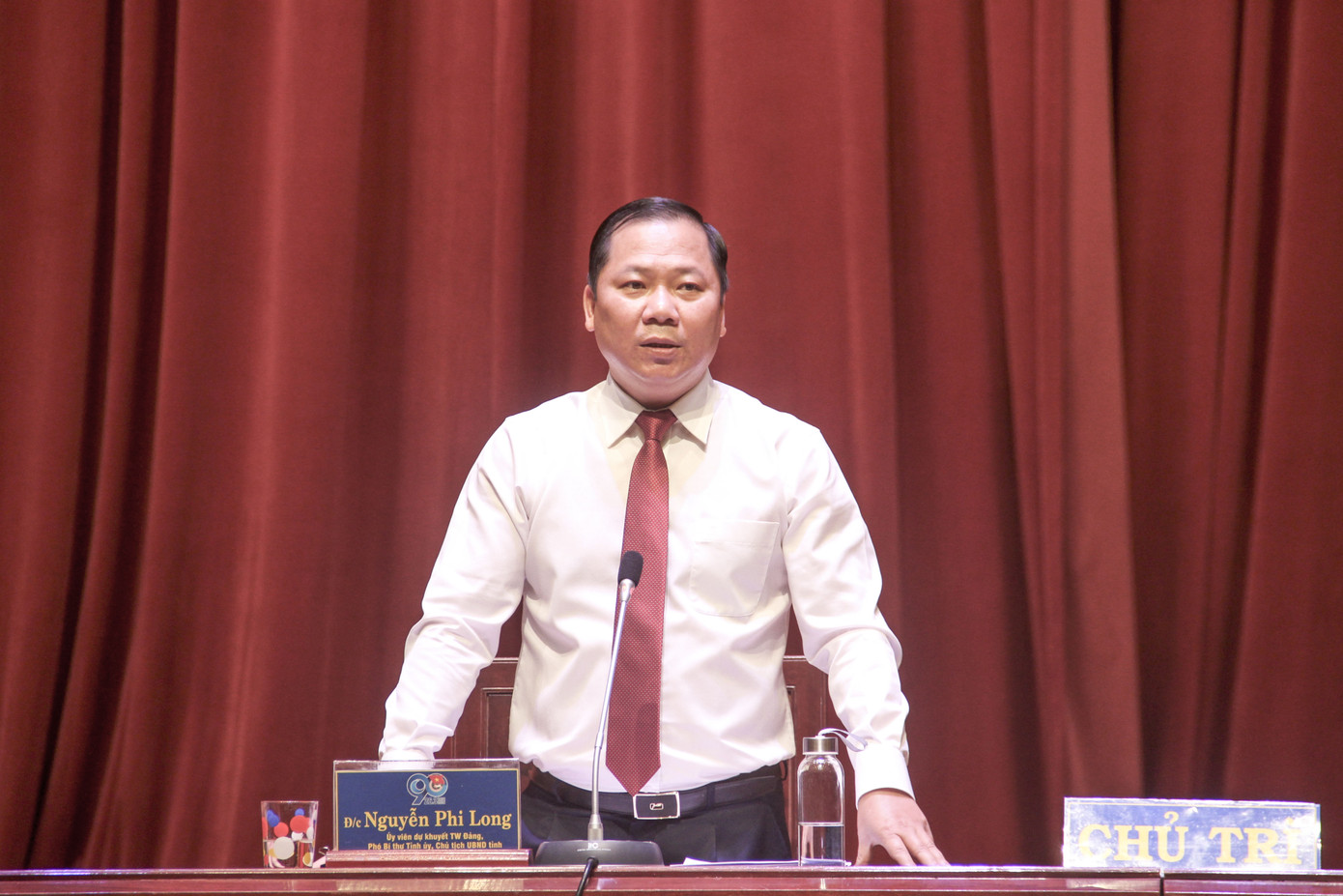 Ông Nguyễn Phi Long - Chủ tịch UBND tỉnh Bình Định phát biểu tại buổi đối thoại. Ảnh: Trương Định Chủ tịch tỉnh Bình Định đối thoại với thanh niên ảnh 2