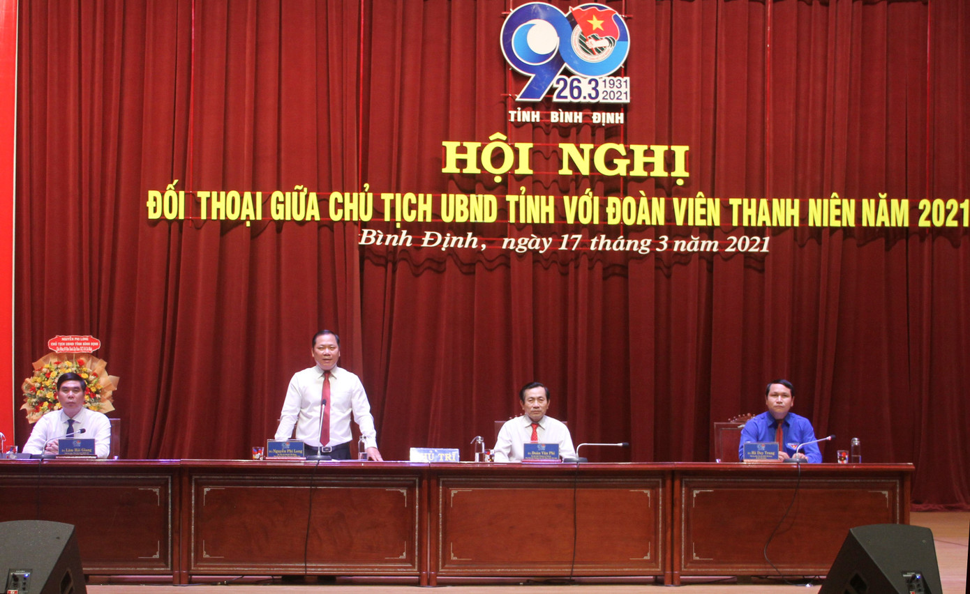 Buổi đối thoại giữa Chủ tịch UBND tỉnh Bình Định với thanh niên. Ảnh: Trương Định Chủ tịch tỉnh Bình Định đối thoại với thanh niên ảnh 1