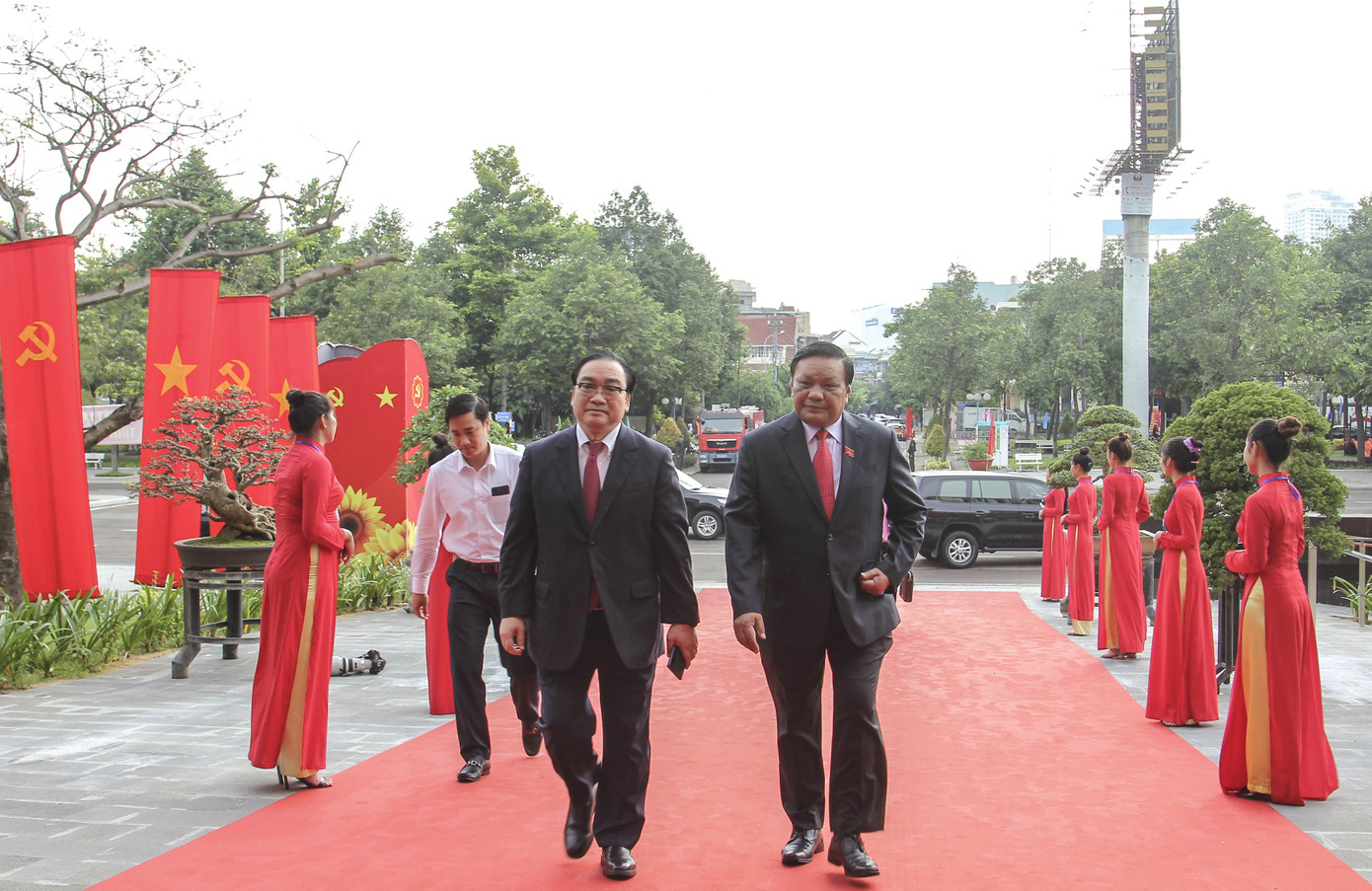 Khai mạc đại hội Đảng bộ Bình Định: Đặt ra 5 trụ cột tăng trưởng ảnh 1