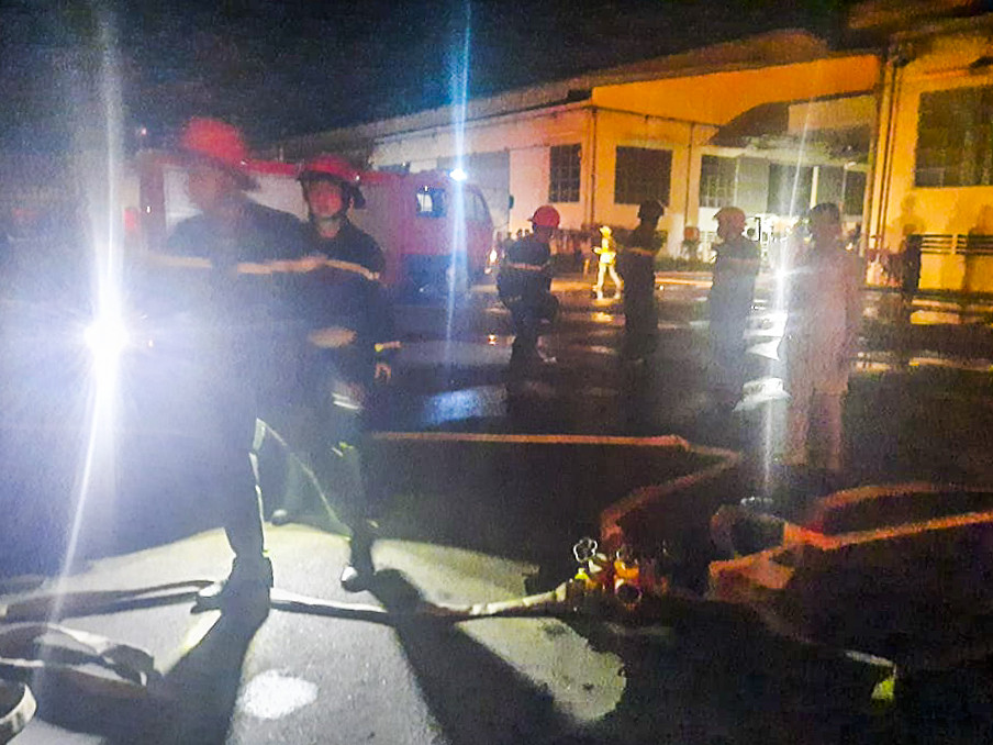 70 lính cứu hỏa xuyên đêm chữa cháy xưởng gỗ ảnh 2