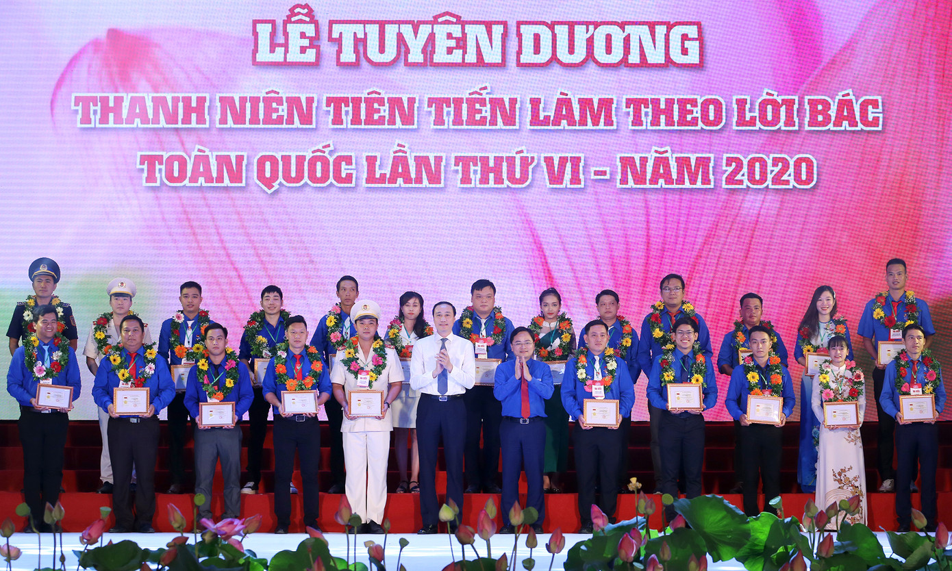 Toàn cảnh lễ tuyên dương các điển hình tiên tiến trong học tập và làm theo lời Bác ảnh 10