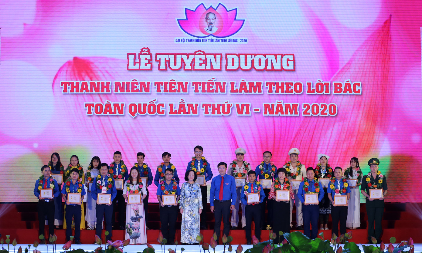 Toàn cảnh lễ tuyên dương các điển hình tiên tiến trong học tập và làm theo lời Bác ảnh 8