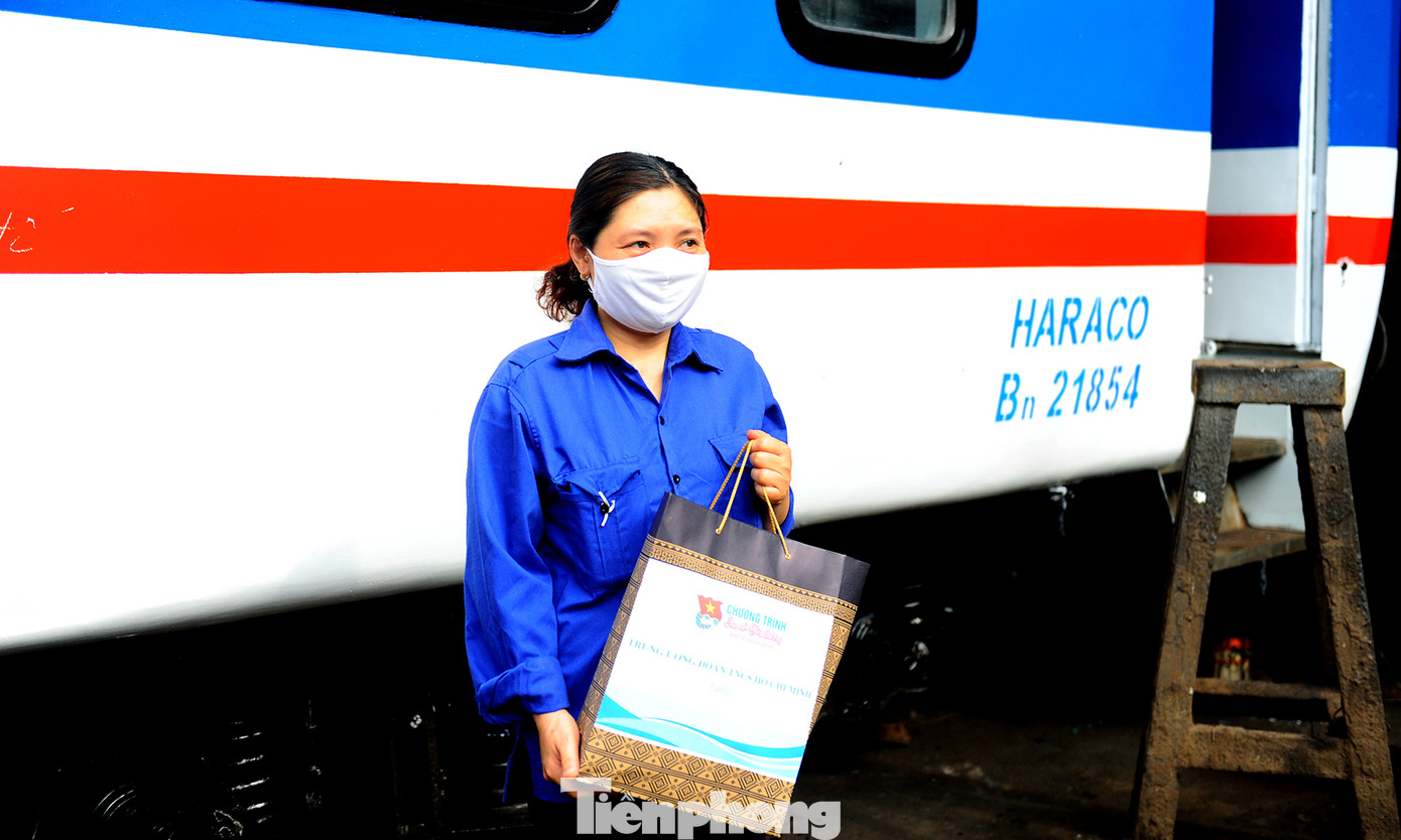 Những suất ăn miễn phí, nhu yếu phẩm trao tặng thanh niên công nhân đường sắt ảnh 5