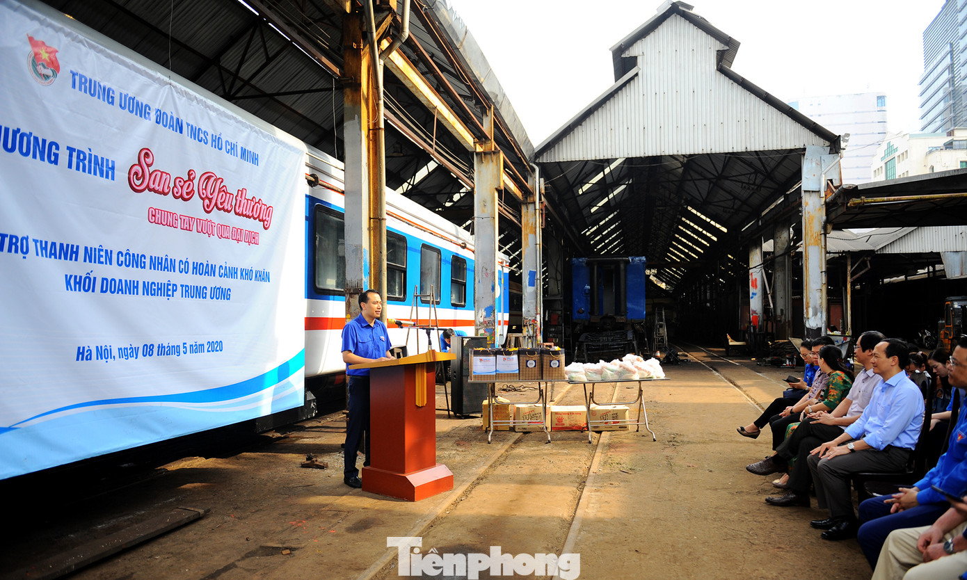 Những suất ăn miễn phí, nhu yếu phẩm trao tặng thanh niên công nhân đường sắt ảnh 2