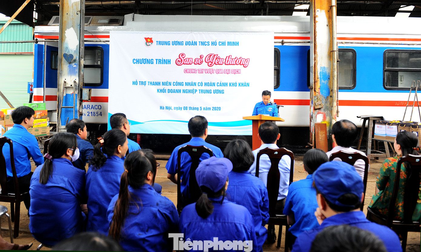 Những suất ăn miễn phí, nhu yếu phẩm trao tặng thanh niên công nhân đường sắt ảnh 1
