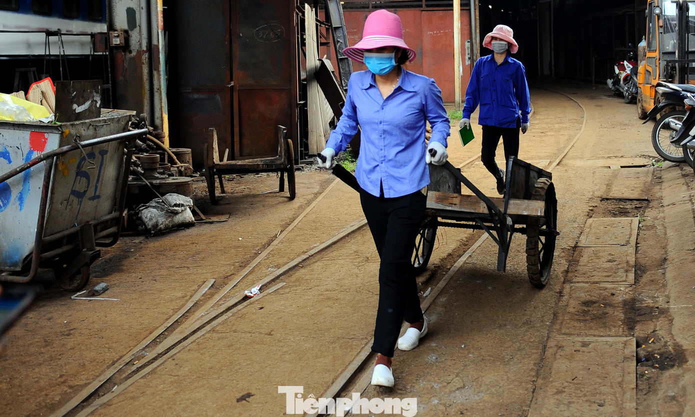 Những suất ăn miễn phí, nhu yếu phẩm trao tặng thanh niên công nhân đường sắt ảnh 7