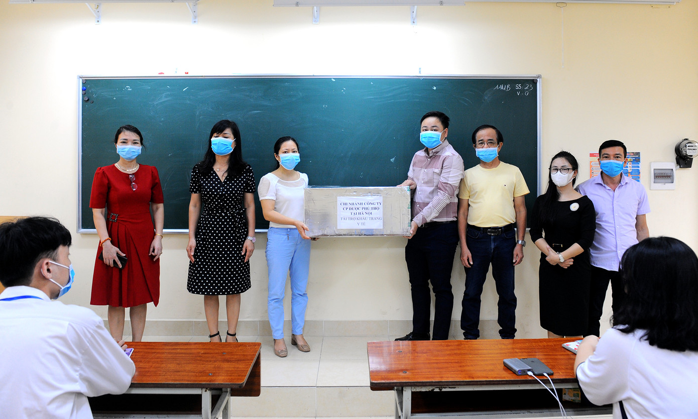 Tặng khẩu trang y tế cho học sinh trở lại trường học sau thời gian nghỉ dịch ảnh 2