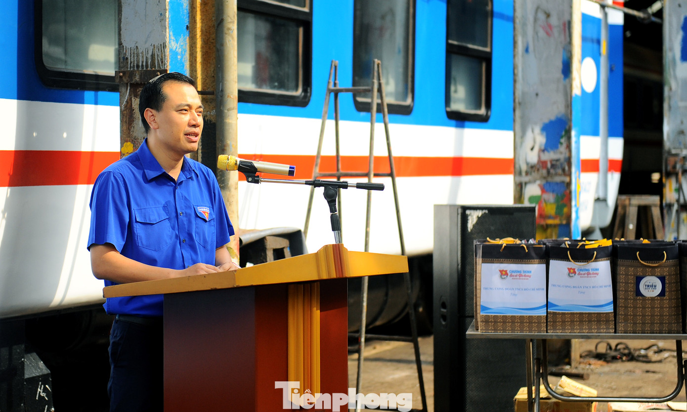 Những suất ăn miễn phí, nhu yếu phẩm trao tặng thanh niên công nhân đường sắt ảnh 3