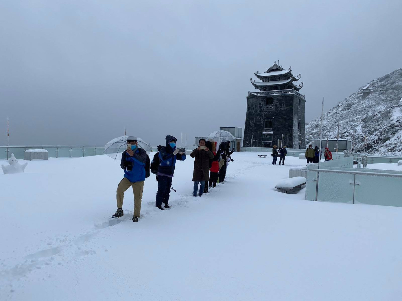 Ngắm tuyết trắng muốt phủ dày tới 60cm trên đỉnh Fansipan ảnh 5