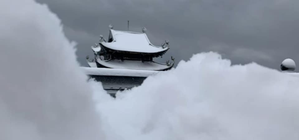 Ngắm tuyết trắng muốt phủ dày tới 60cm trên đỉnh Fansipan ảnh 1