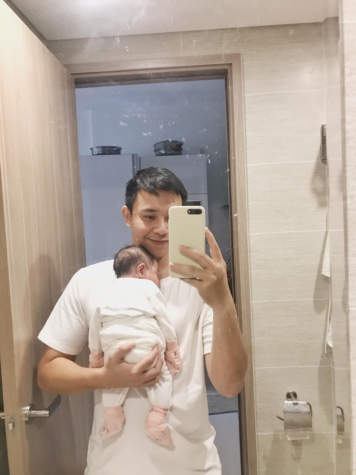 Ca sĩ Đông Hùng hết hạn tự cách ly sau khi cùng ê kíp VTV quay 'Chiều cuối năm' ảnh 2