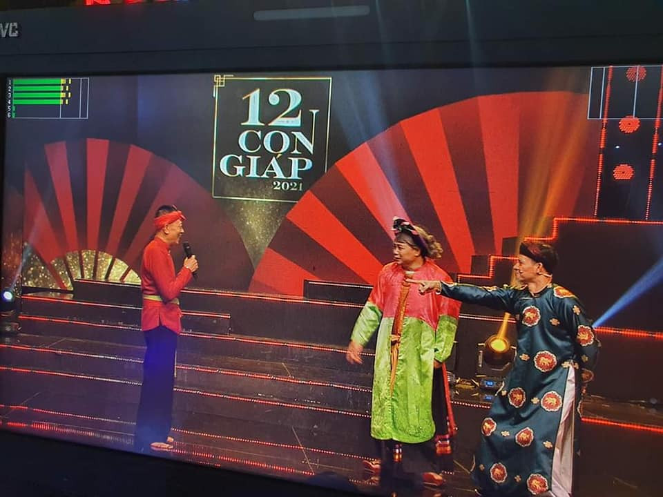 Bộ ba quen thuộc nhà báo Lại Văn Sâm, NSND Tự Long và NSƯT Xuân Bắc Nhà báo Lại Văn Sâm bất ngờ hoá hề chèo trong ‘12 con giáp’ ảnh 1