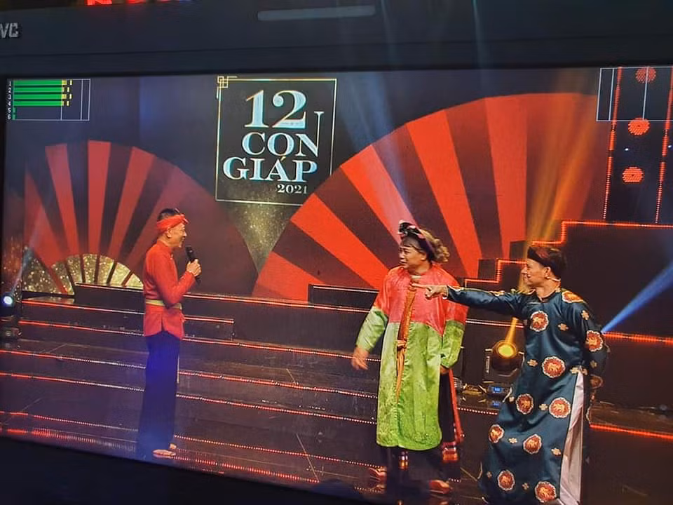 Nhà báo Lại Văn Sâm bất ngờ hoá hề chèo trong ‘12 con giáp’ ảnh 1